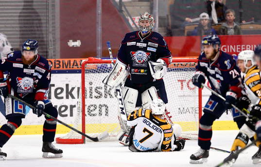 Skellefteås Kirill Kabanov ligger skadad framför