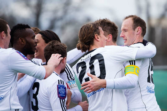 Östersunds spelare med Jonathan Azulay och Dragan Kapcevic