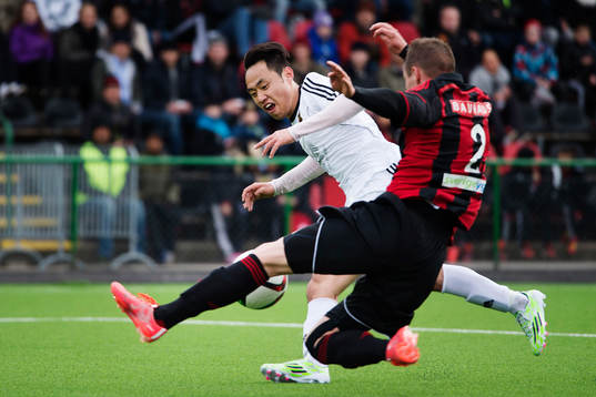 Brommapojkarnas Fredrik Stoor Siekkinen försöker stoppa