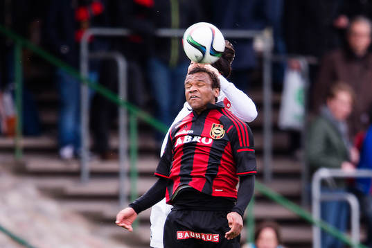 Brommapojkarnas Serge-Junior Martinsson Ngouali i en