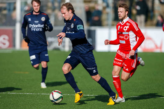 Utsiktens Joakim Edström med bollen