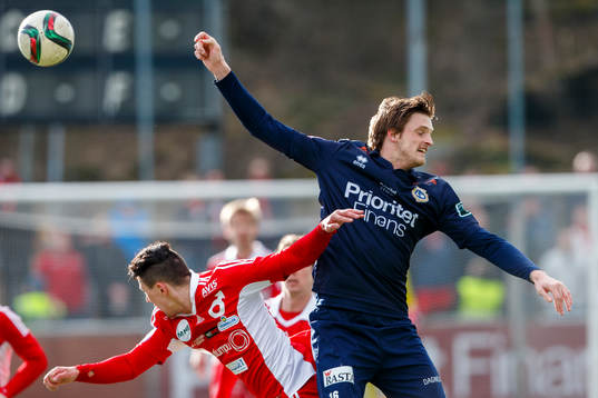 Utsiktens Peter Nilsson och Degerfors Fuad Hyseni i en