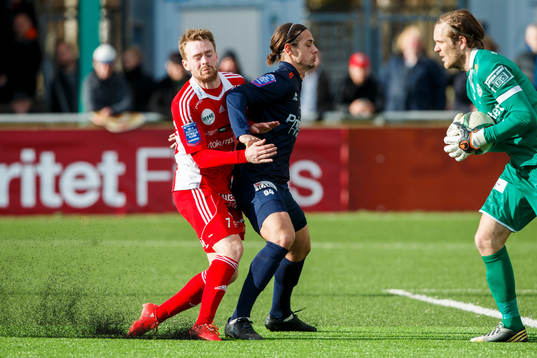 Degerfors Simon Molander och Utsiktens Mirza Mujcic i kamp