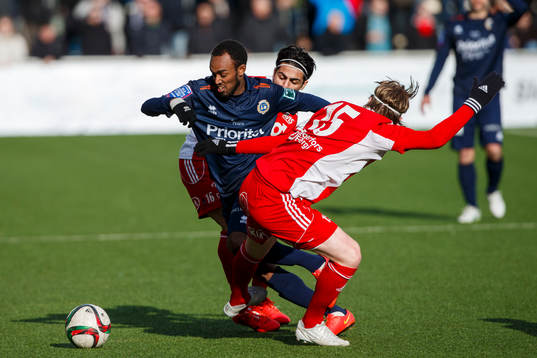 Utsiktens David Johansson tar sig förbi Degerfors Erik