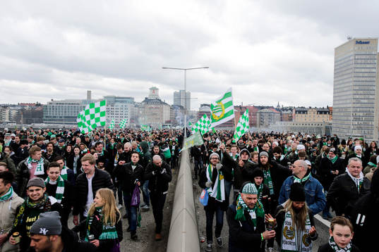 Hammarbys supportrar marscherar genom Södermalm