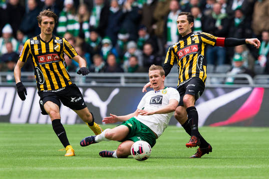 Hammarbys Erik Israelsson (m) rensar undan framför