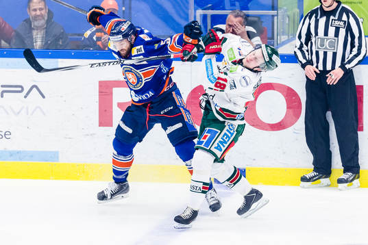 Växjös Noah Welch tacklar Frölundas Anton Blidh