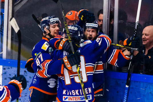 Växjös Jeff Tambellini firas av Robert Rosén och Tuomas