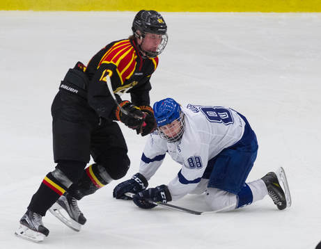 Leksands Rickard Hugg blir ifrån åkt av Brynäs Jens