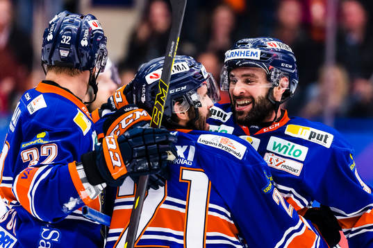 Växjös Josh Hennessy jublar