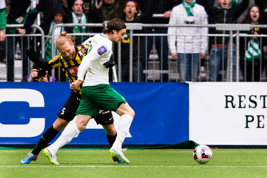 Häckens Emil Wahlström i kamp om bollen med Hammarbys