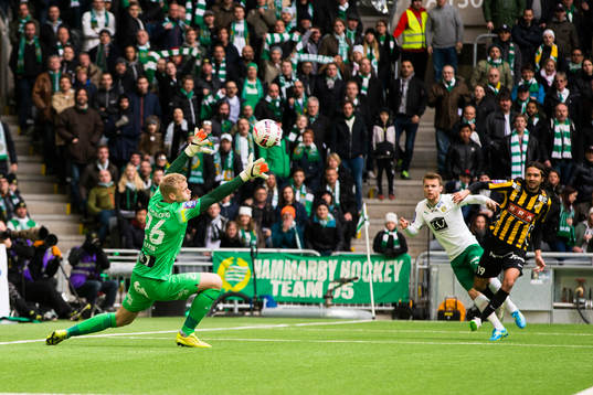 Hammarbys Måns Söderqvist med ett inlägg förbi Häckens