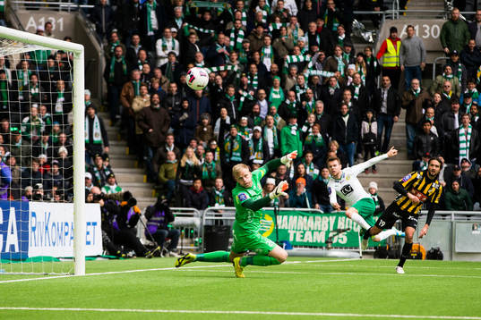 Hammarbys Måns Söderqvist med ett inlägg förbi Häckens