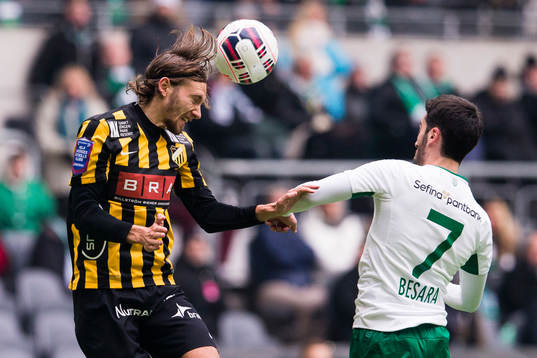 Häckens Simon Sandberg i en nickduell med Hammarbys Nahir