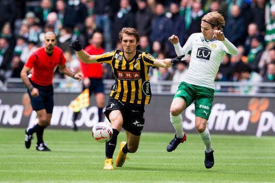 Häckens Dardan Rexhepi i kamp om bollen med Hammarbys