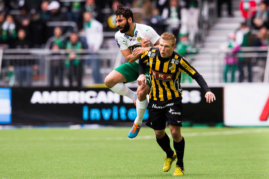 Hammarbys Stefan Batan i en närkamp med Häckens David