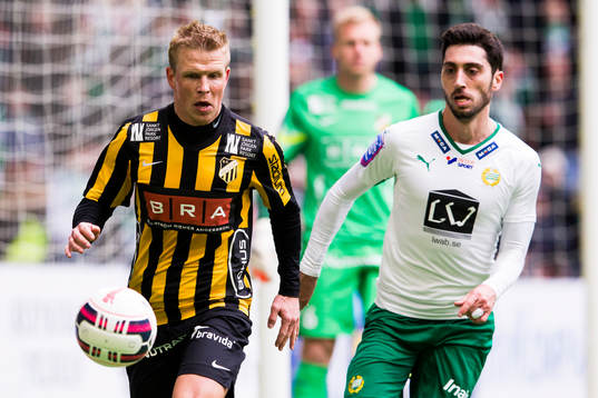 Häckens David Frölund och Hammarbys Nahir Besara jagar