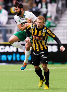 Hammarbys Stefan Batan i en närkamp med Häckens David