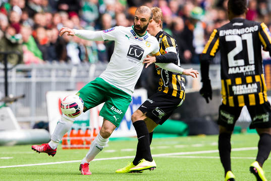Hammarbys Kennedy Bakircioglu i kamp om bollen med Häckens