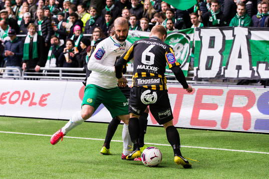 Hammarbys Kennedy Bakircioglu i kamp om bollen med Häckens