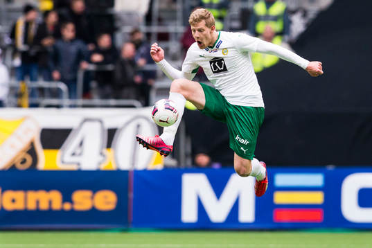 Hammarbys Lars Saetra tar ner bollen