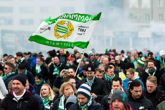 Hammarbys supportrar marscherar över Södermalm
