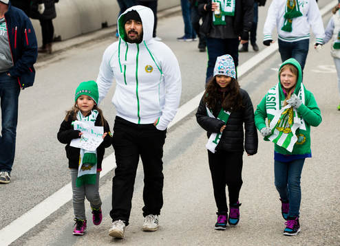Hammarbys supportrar marscherar över Södermalm