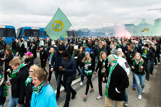 Hammarbys supportrar marscherar över Södermalm