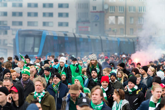 Hammarbys supportrar marscherar över Södermalm