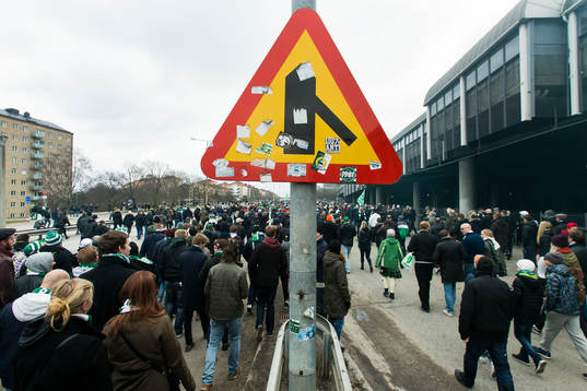 Hammarbys supportrar marscherar över Södermalm