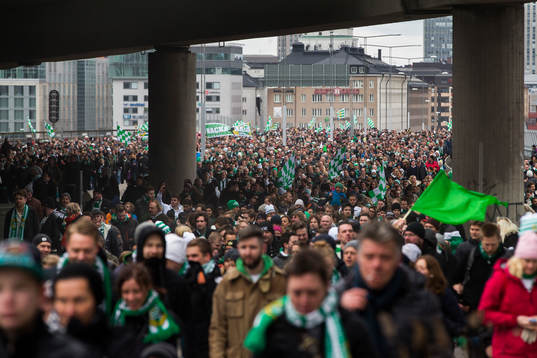 Hammarbys supportrar marscherar över Södermalm