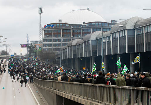 Hammarbys supportrar marscherar över Södermalm