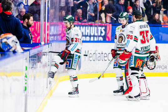 Frölundas Nicklas Lasu och målvakt Linus Fernström deppar