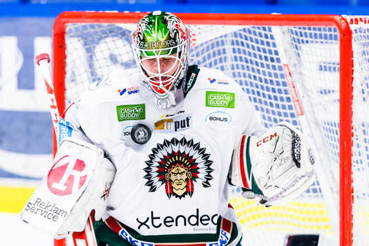 Frölundas målvakt Lars Johansson får en puck på