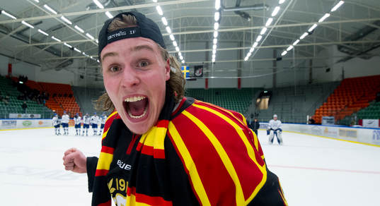 Brynäs två målskytt Lucas Carlsson skriker ut sin glädje