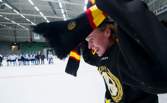 Brynäs Lucas Carlsson tar på sig Brynäshalsduken medan
