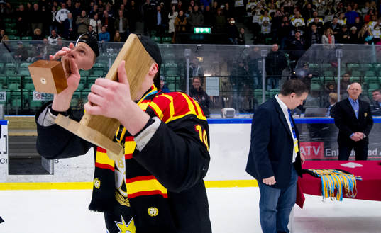 Brynäs kapten Linus Ölund höjer segerpokalen