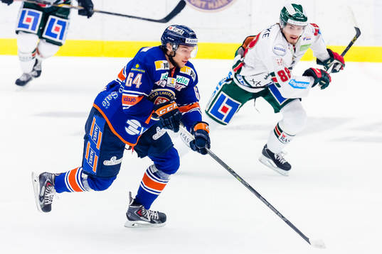 Växjös Eric Martinsson jagas av Frölundas Andreas Johnson