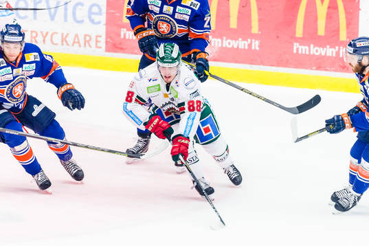 Frölundas Andreas Johnson omringad av Växjöspelare