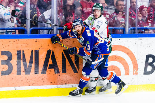 Växjös Liam Reddox tacklar Frölundas Oscar Fantenberg