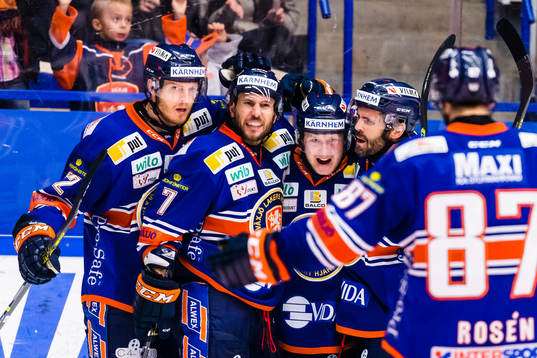 Växjös Tuomas Kiiskinen (mitten) jublar