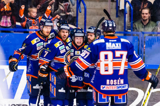 Växjös Tuomas Kiiskinen (mitten) jublar