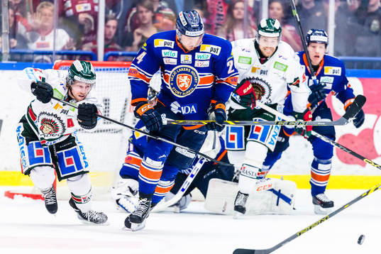 Växjös Jani Lajunen jagas av Frölundas Mathis Olimb