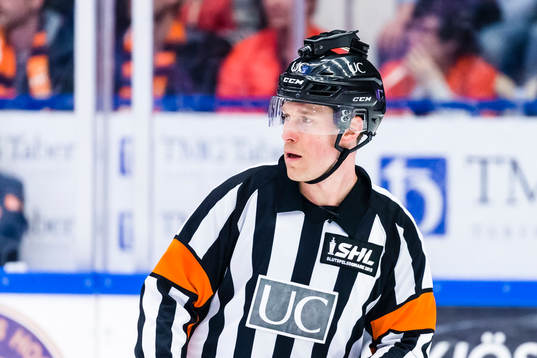 Domare Tobias Björk med kamera på hjälmen