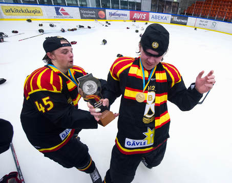 Philip Alftberg och Marcus Ersson firar SM guldet