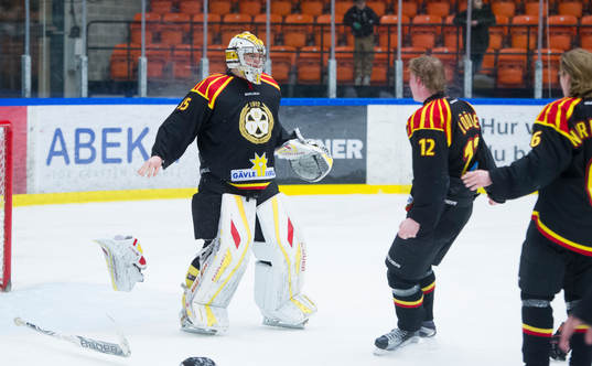 Brynäs Jens Lööke åker fram till  målvakten Felix