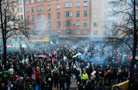 Hammarbys supportrar marscherar över Södermalm
