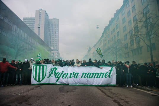 Hammarbys supportrar marscherar över Södermalm
