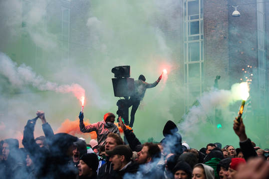 Hammarbys supportrar tänder bengaleldar och marscherar