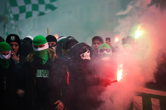 Hammarbys supportrar tänder bengaleldar och marscherar
